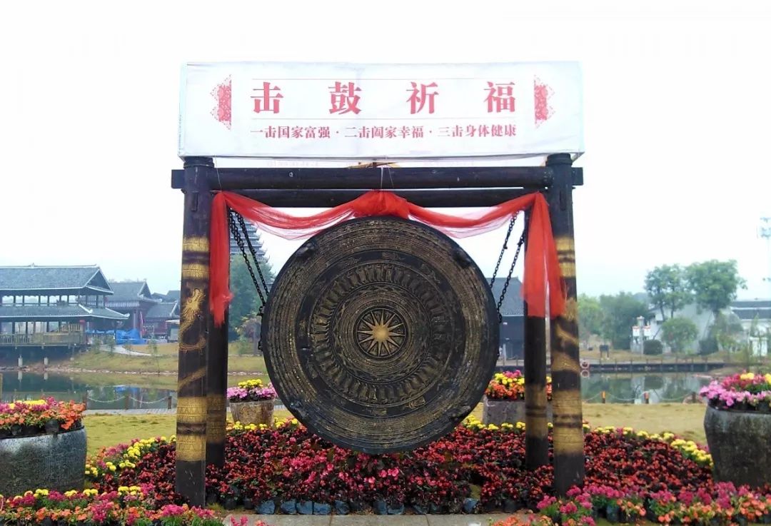    岩λ߽֮,һչʾĻר