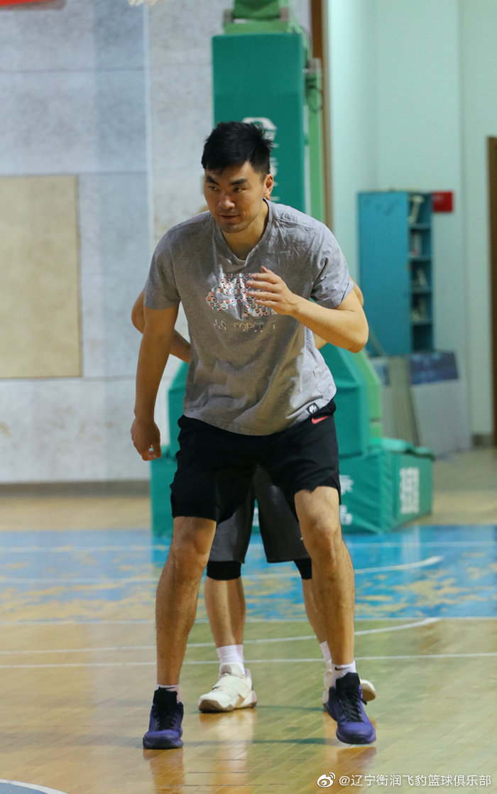 组图:辽宁男篮重新集结 杨鸣与郭士强谈笑风生