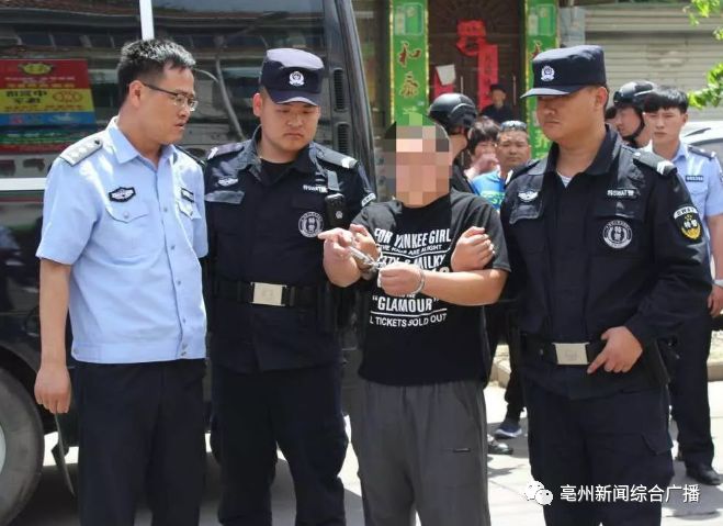 亳州警方武装押解涉黑涉恶团伙成员指认犯罪现场附现场图片