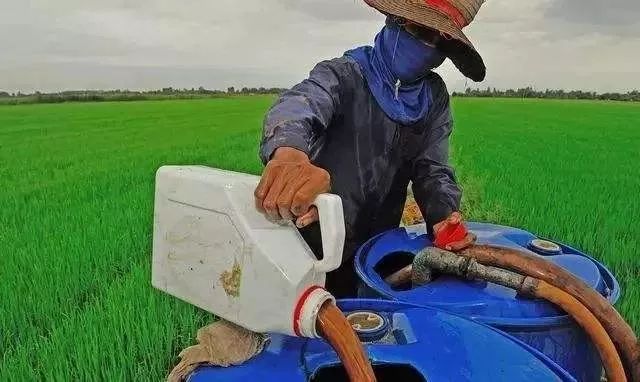 比如ddt,马拉硫磷等不能与石硫合剂,波尔多液等碱性农药混用,否则会