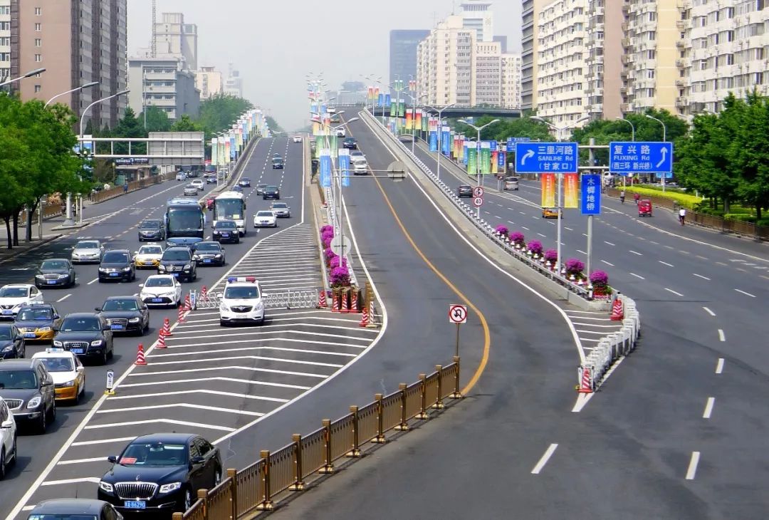 这项工程西起三石路,经规划门头沟滨水商务区,上跨西六环,永定河和丰