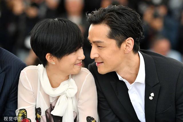 说悄悄话的两个人 6c9e32bcaf684a67b68e8019af618f0b.jpeg