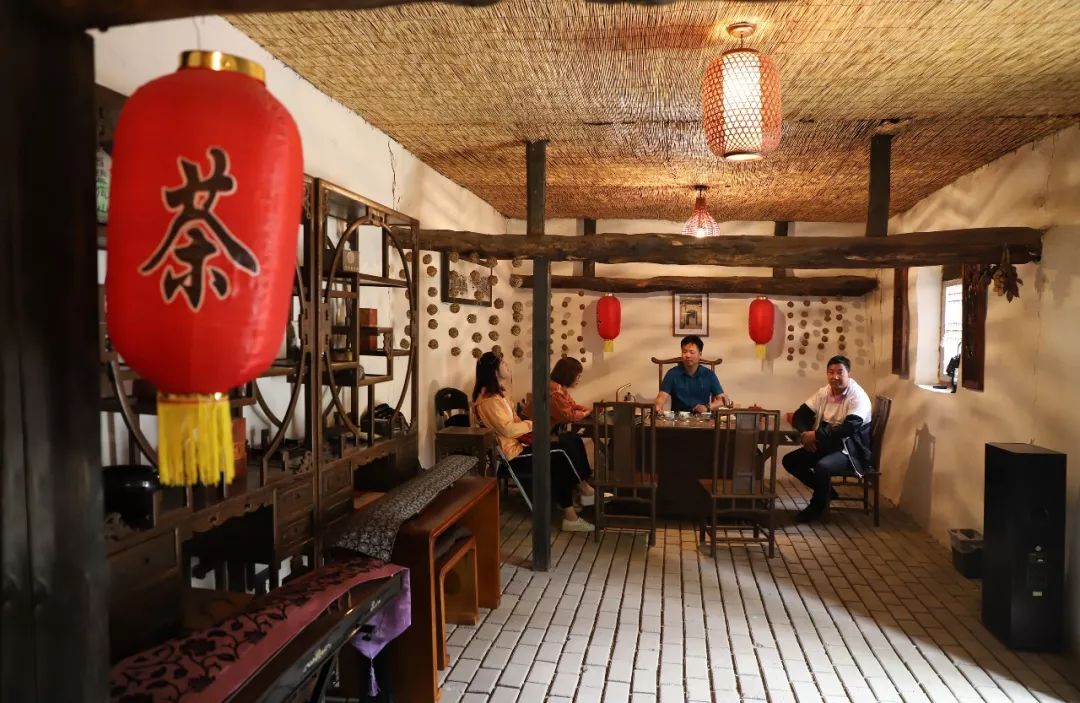 净安寺后的古屋茶坊，精心布置的水墨、茶器、陶瓷、玉器、手工艺