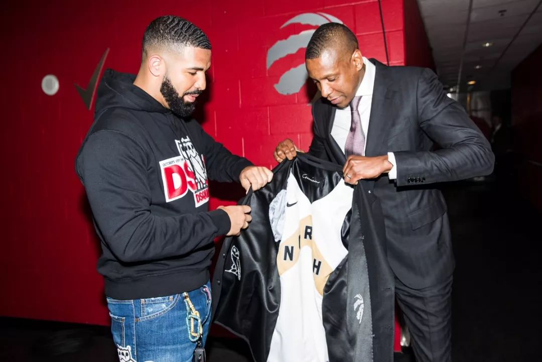 猛龙总裁 masai ujiri(马赛-乌杰里)赠予 drake 的定制西服里面的