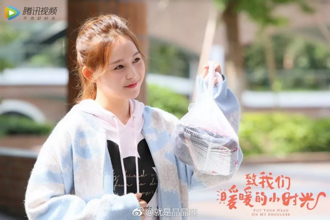 陈晶晶微博自拍也被发现了疑似跟当天小黄帽女生同款的衣服,帽子.