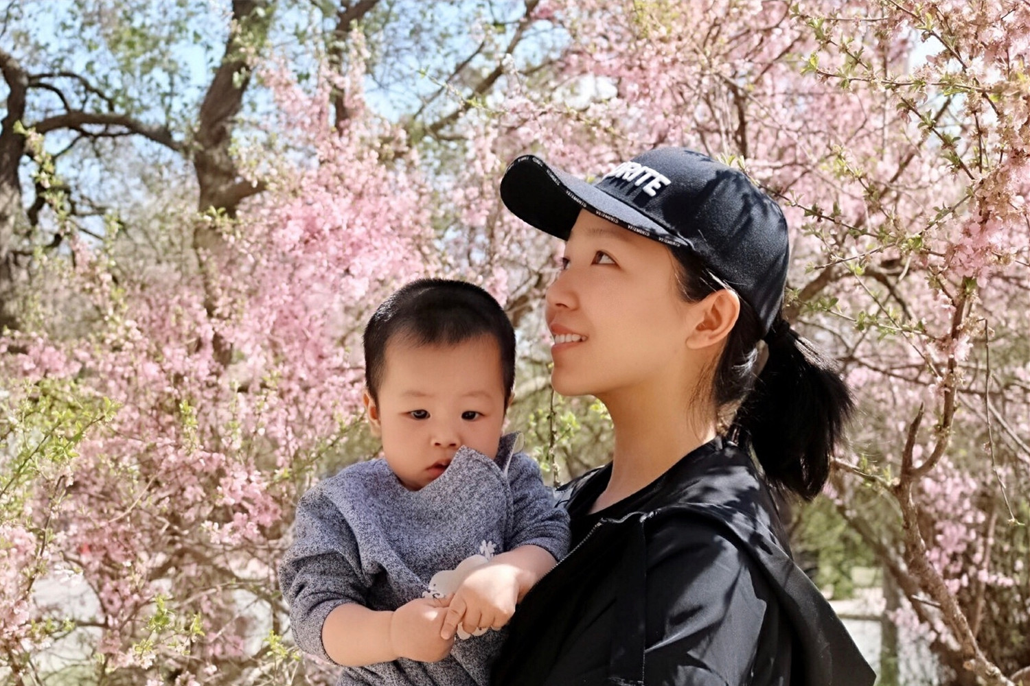 虽然看不清楚正脸,但是从身材和笑容来看,曹鹤阳妻子也是美女一枚