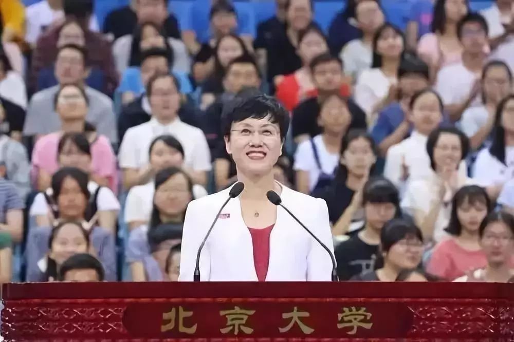 北大61岁美女教授的演讲刷屏了,说的非常大气,值得每个人看!