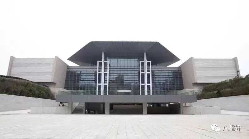 其实,这个logo为湖南省博物馆新馆的造型剪影, 其设计师也是主体建筑