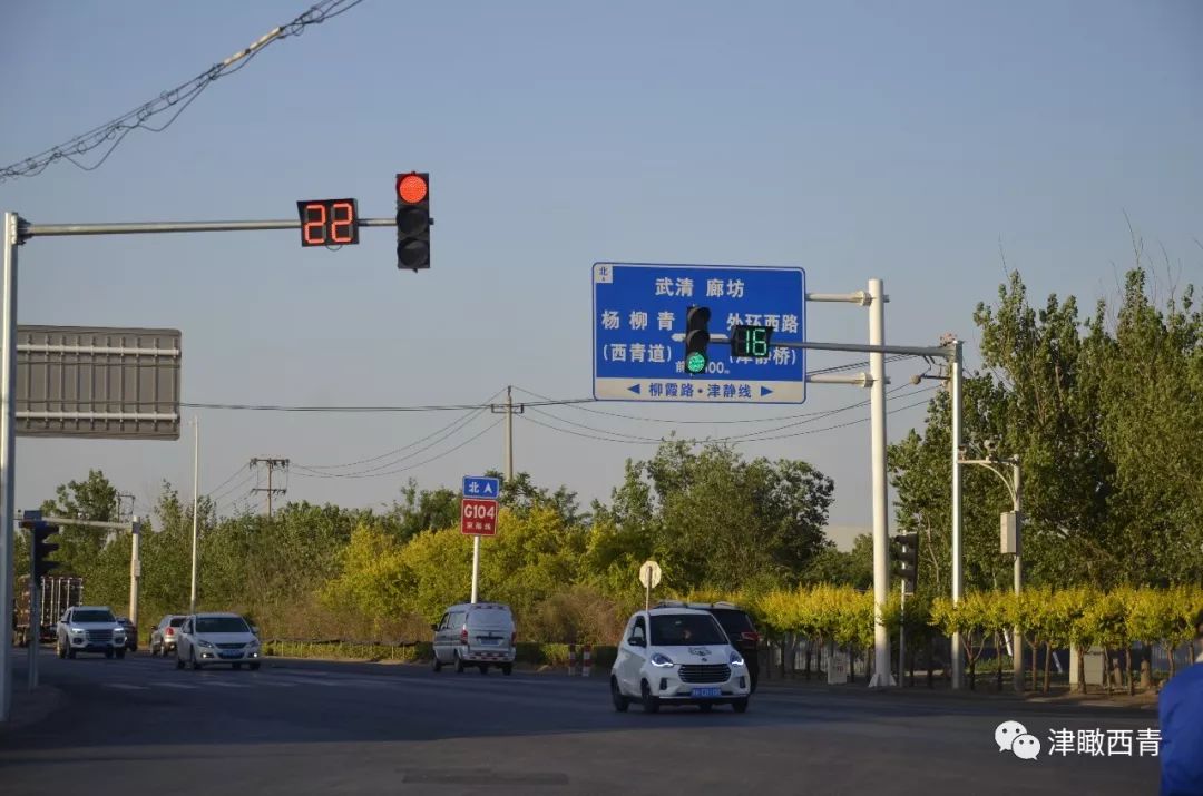 时刻提示:"现在是红灯,请在安全区内等候:,"现在是绿灯,请在斑马线内