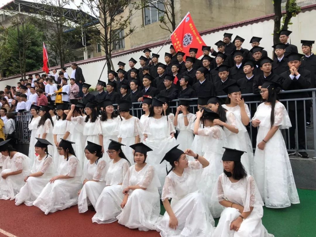 最后,利川市第五中学第二届十八岁成人礼仪式在音乐社同学的带领下