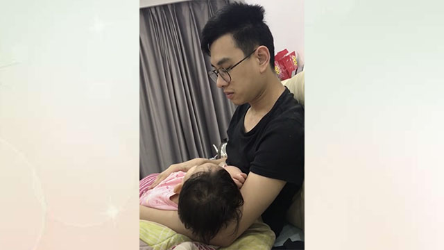                    原创            只因宝宝的一个小动作，宝爸把戒烟了，网友：别人家的爸爸