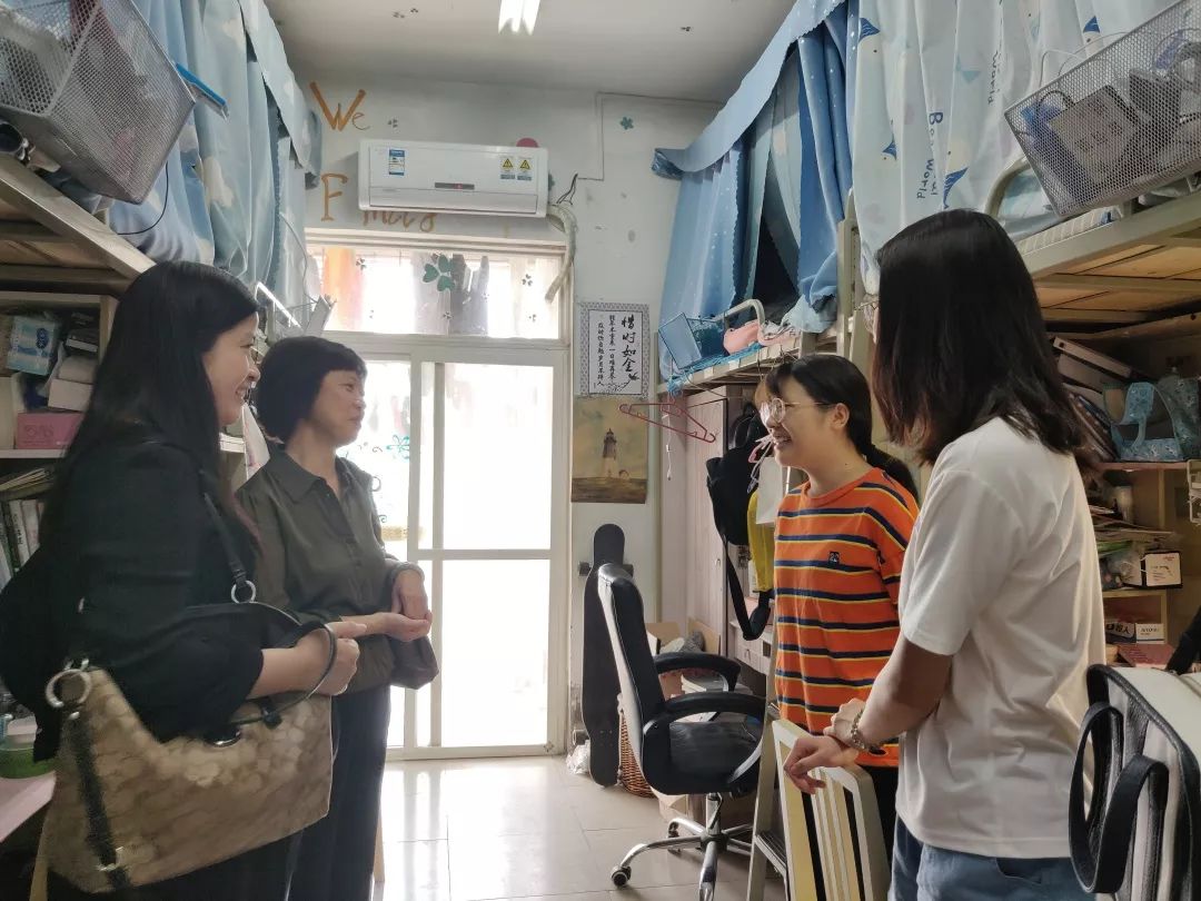 高凡书记与余小英副书记在学生干部的陪同下,来到天佑斋11栋宿舍楼