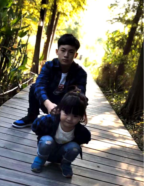                     “最精致哥哥”火了，被妹妹打扮成小贵妇，哥妹俩互动太有爱