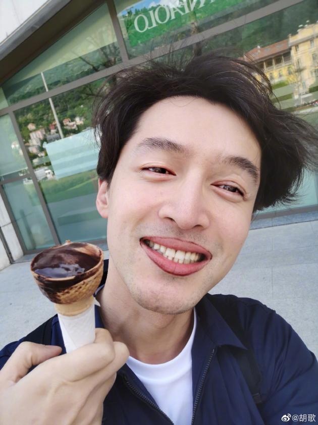 胡歌应粉丝要求发自拍福利 变活体表情包惊呆网友