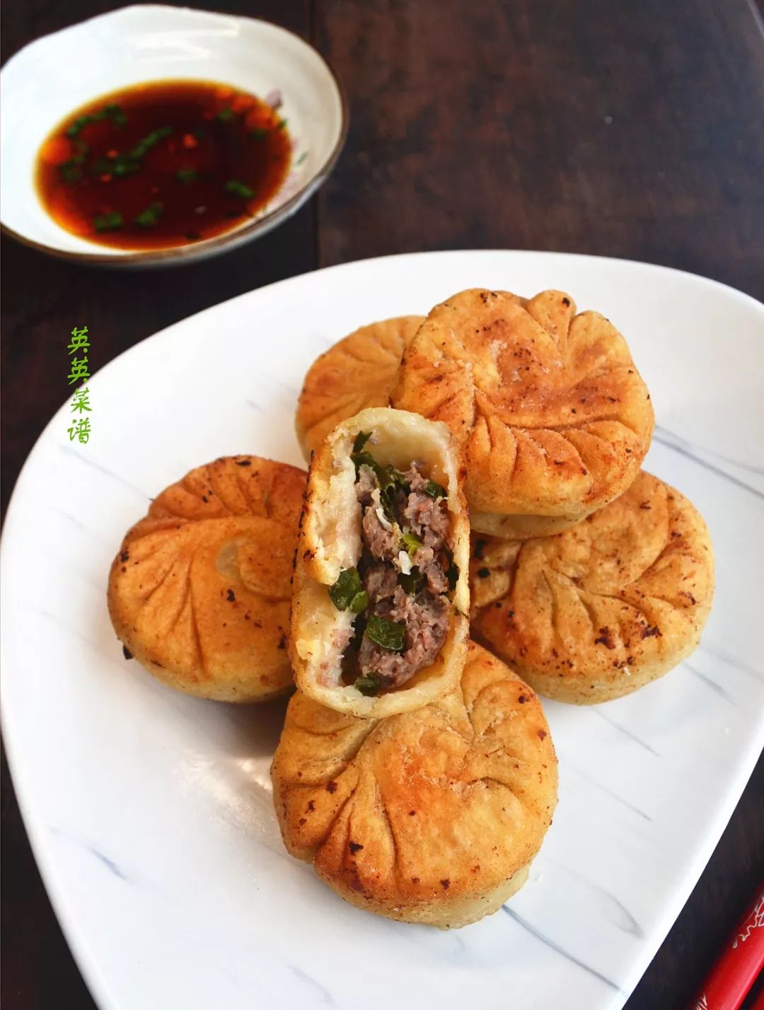 门钉肉饼:皮薄馅大,色泽金黄,一咬满嘴香