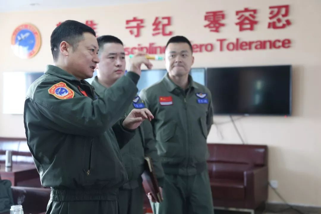 海军航空兵连续跨昼夜训练现场图震撼发布