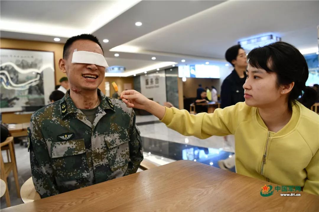 中国军网丨在医院接受康复治疗和训练的杜富国,怎么样了?
