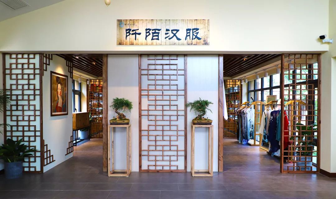 金陵水乡钱家渡藏着个汉服体验馆,100套汉服随便选,撑船慢渡拍美照!