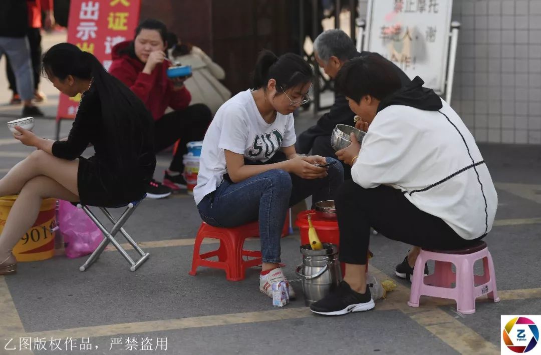 原创 实拍高考镇陪读家长壮观送餐场面,孩子离去后,默默吃剩下的饭菜