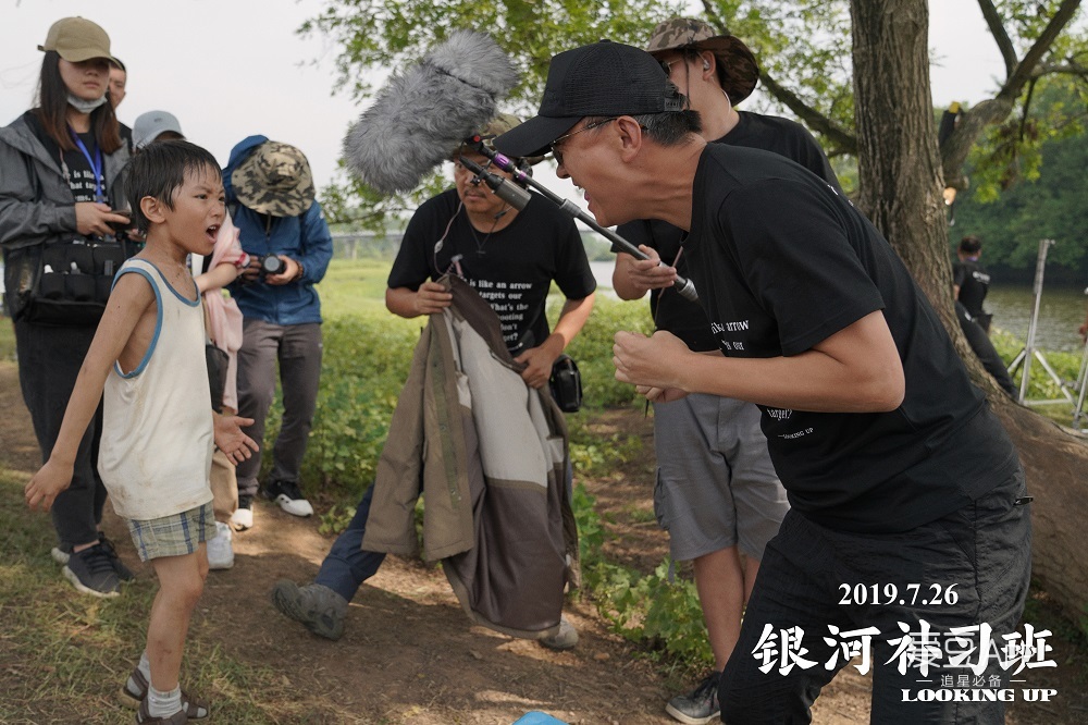 盛夏的浙西大草原40多度酷暑难耐,冯泽昂拍摄的长途奔袭戏单条拍摄15