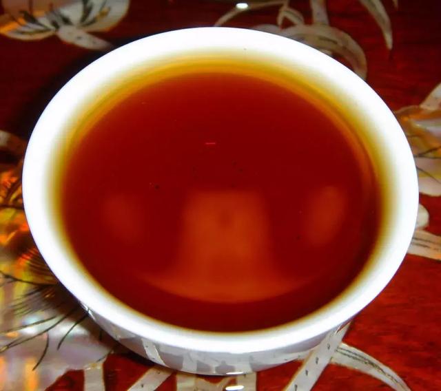 茶黄素,茶红素,茶褐素,三种物质不同的比例,决定了红茶的颜色,品质.