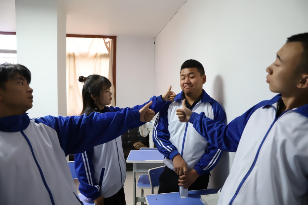 同学们不听管教打游戏,老师让大家作诗,同学们也太有才了