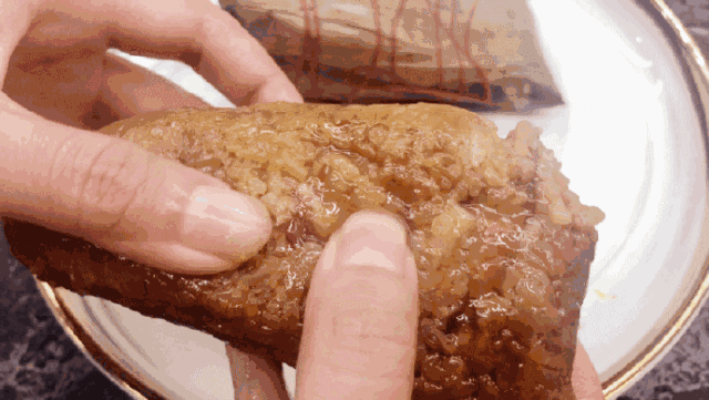 肥瘦相间的太湖猪肉柔嫩多汁, 与上等酱油浸泡过的糯米一同包裹 此时