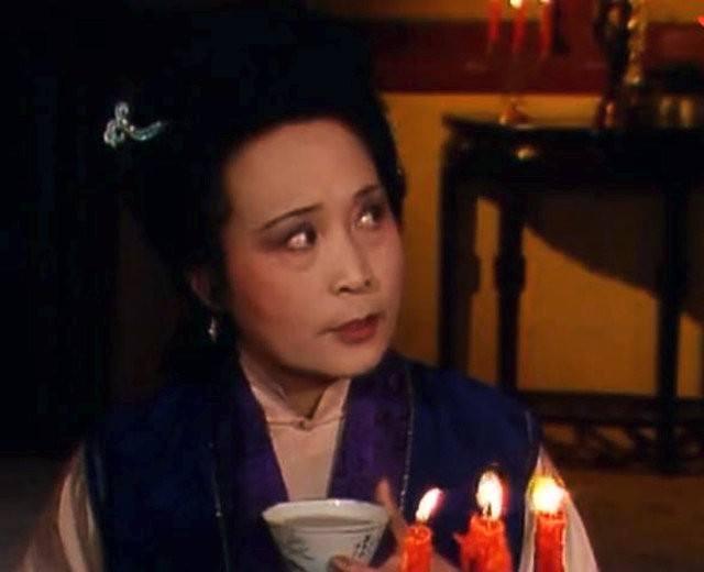 从赵姨娘与林之孝家的对话来看,赵姨娘的情商真的不像探春骂的那样低