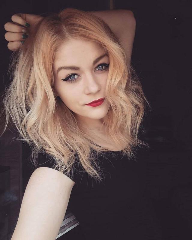 离奇!金发美女洗澡时不慎撞到脖子,结果溺死在