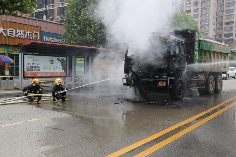 湖北罗田:渣土车起火 洒水车秒变消防车