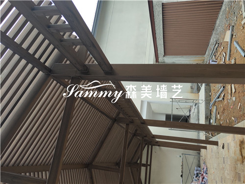钢结构廊架做水性木纹漆施工效果 金属木纹漆施工