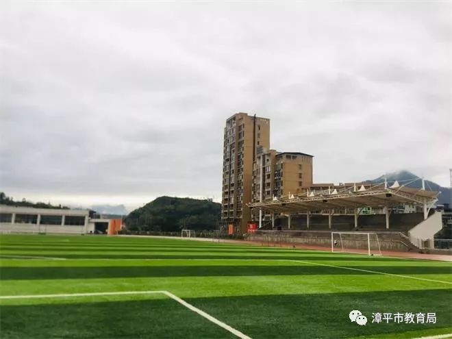 校友风采高考临近漳平一中校友陈龙飞给2019届漳平一中高三师生送上