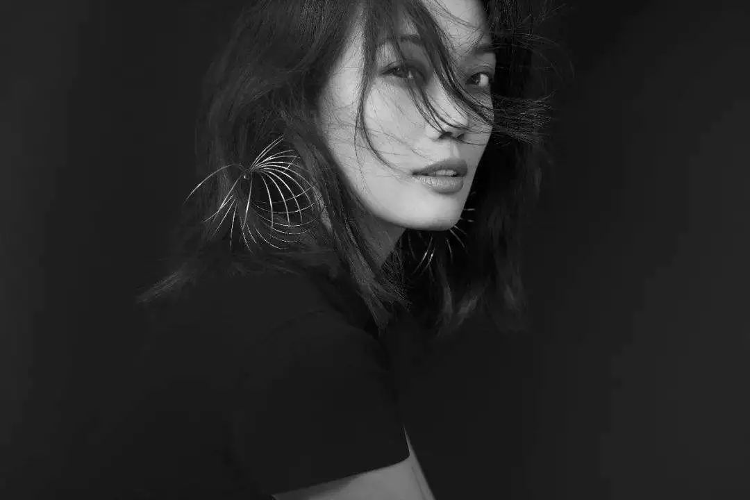 英文版《挥着翅膀的女孩》唤醒你的好心情!