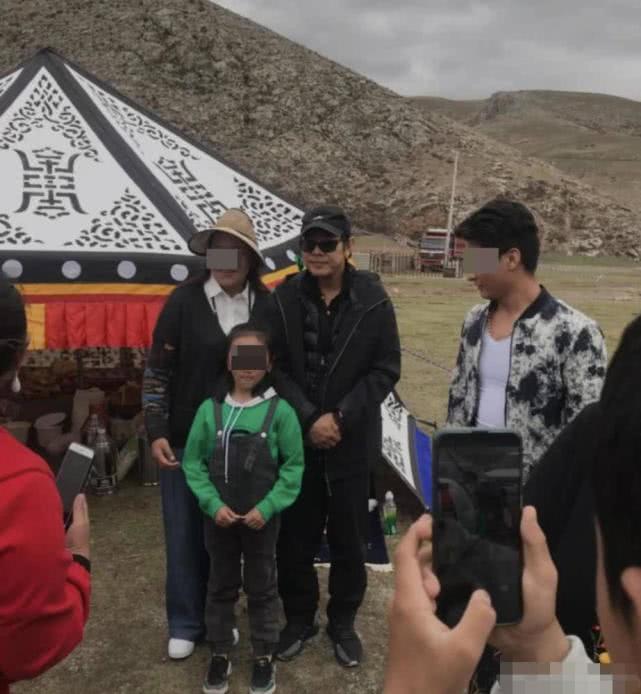 李连杰与藏族小杨幂同框,老婆利智一路陪同,夫