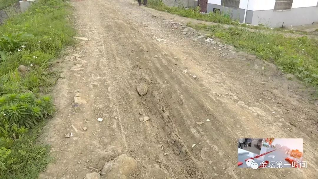 因为平时圩堤道路上经常有运送重物的大车经过,所以道路变得坑坑洼洼