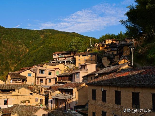 浙南陈家铺村的崖居奇观