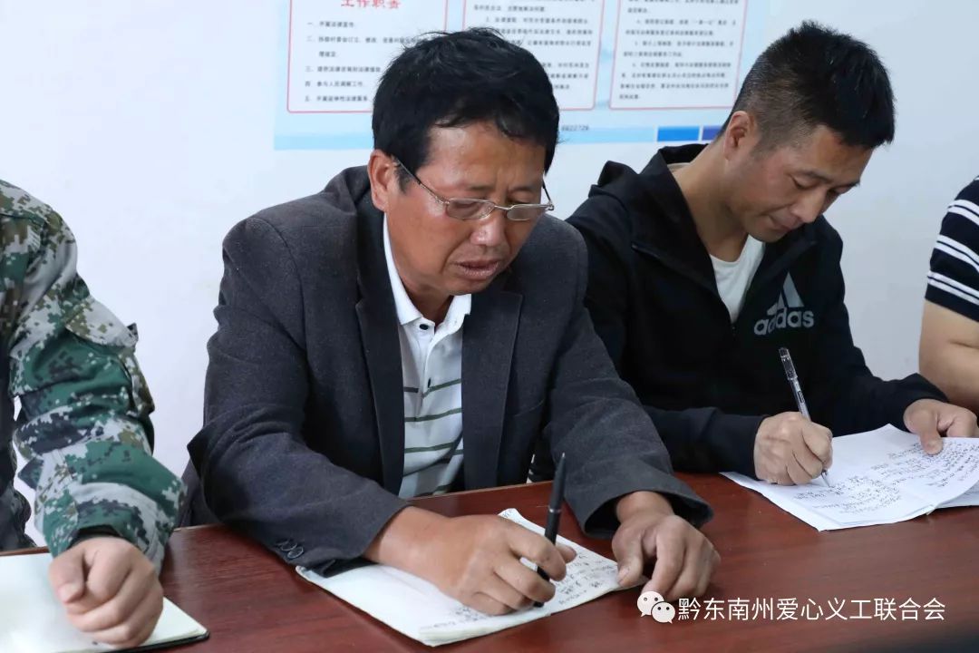 高文村党总支书记王文德做"一核心五样本"工作汇报