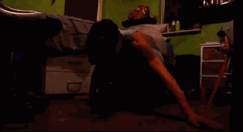 钻石俯卧撑每天做吗 32ef1f5bcbce411c94933400360dfff9.gif