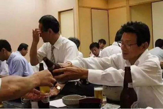 為何日本男人下班後寧願去居酒屋喝酒，也不願早點回家？ 旅遊 第6張