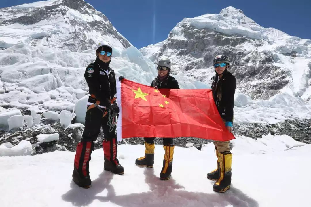 中国民间女子珠峰登山队出发冲顶珠峰前拿着国旗合影.