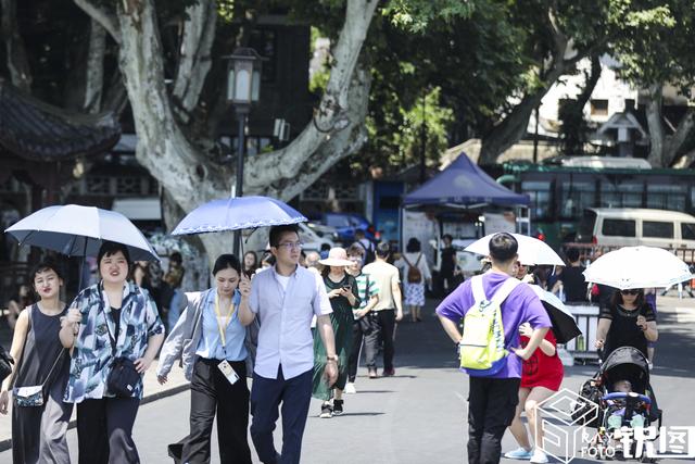 原创杭州入夏烈日炎炎游客依旧络绎不绝避暑妙招花样百出