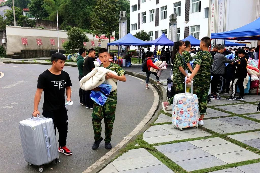 关注|我县1000余名初中毕业班学生踊跃报名就读秀山职教中心,提前进校