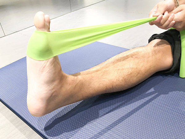 用脚趾弯曲方式来抓毛巾或弹力带,训练脚底下的肌肉群