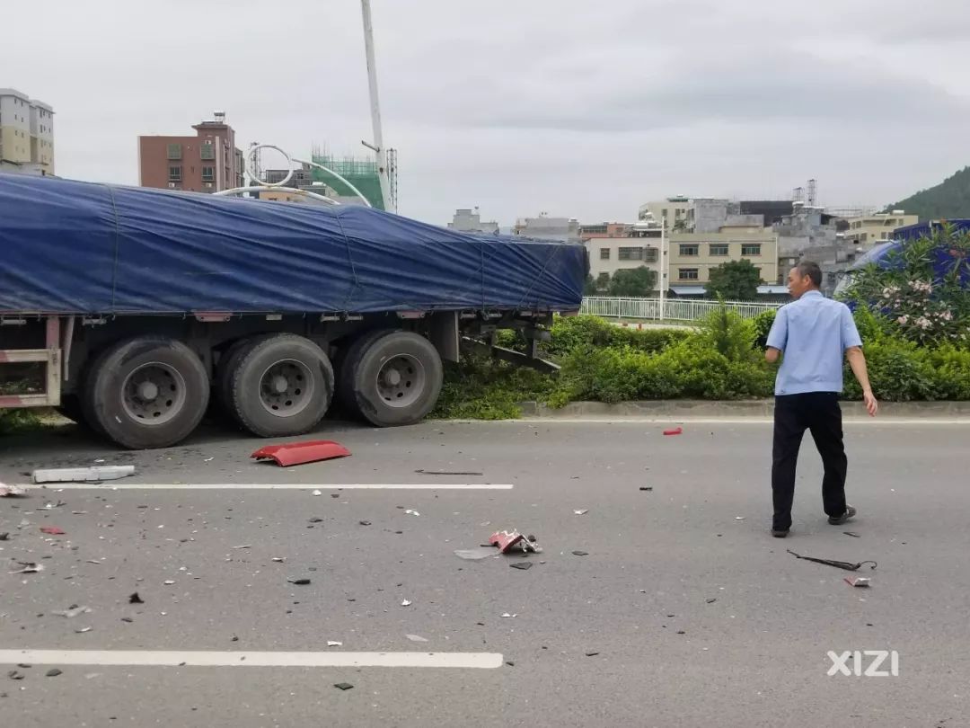 环城北路两货车相撞,行车记录仪拍下撞车瞬间
