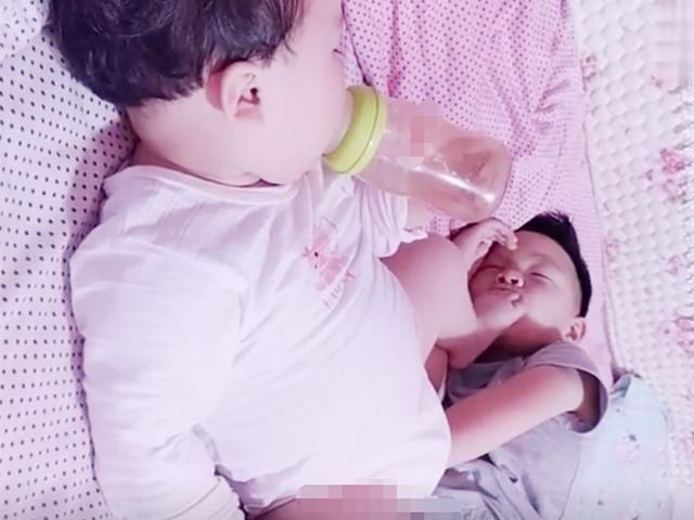                     哥哥和妹妹一起睡觉，妈妈走进房间一看，被这画面逗笑了