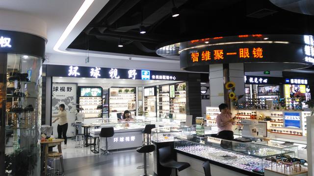 深圳横岗眼镜城实拍,现在的眼镜店生意好做吗?