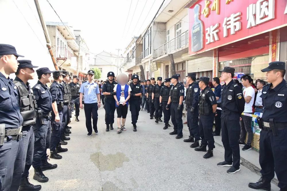 震撼含山警方押解涉黑涉恶犯罪嫌疑人辨认犯罪现场附视频