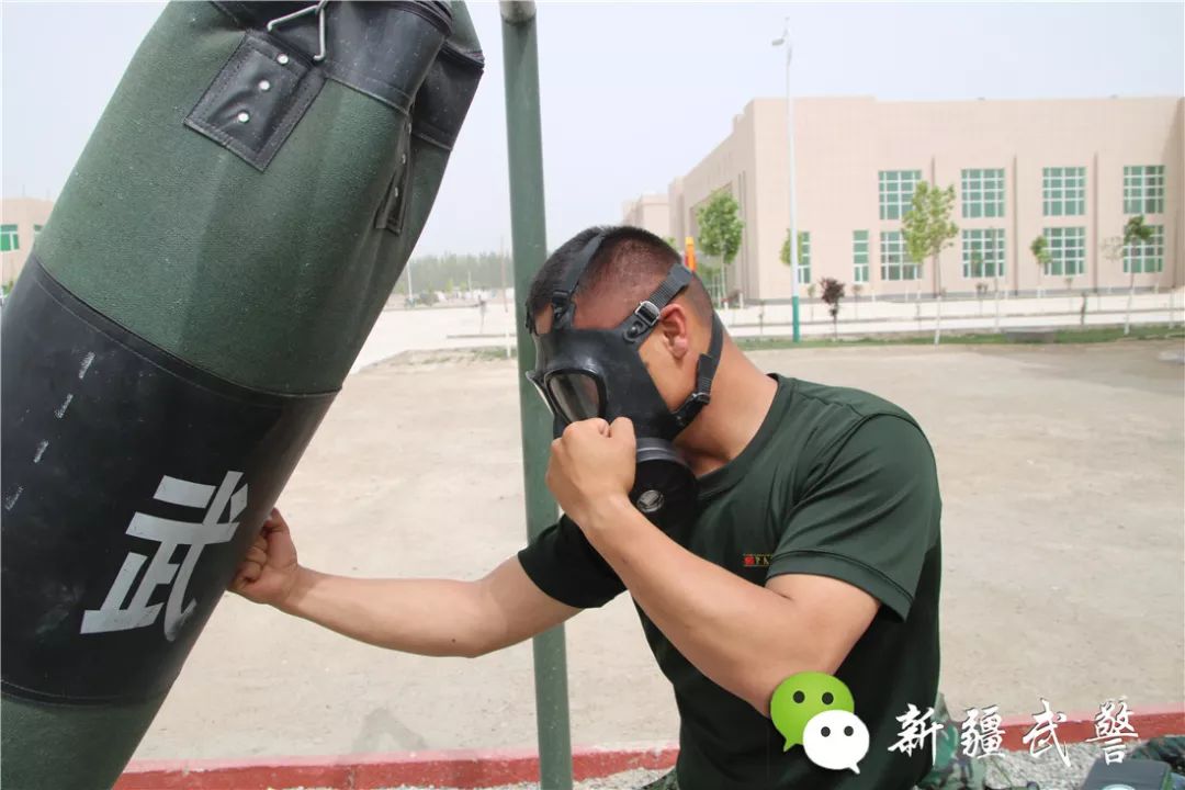 列兵巴力很入伍前是国家拳击队一级运动员,下队后,他被推荐为支队搏击