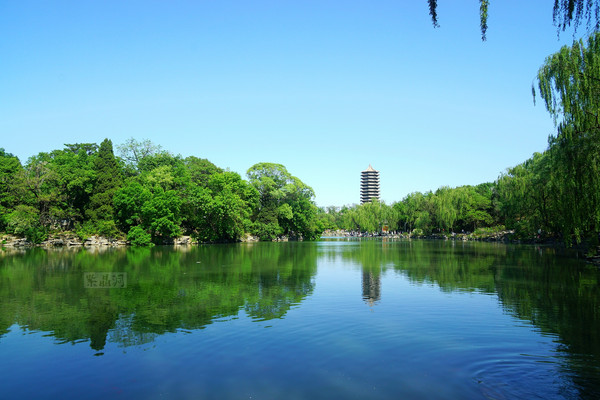 北大校园最有代表性湖光塔影,每个来北大参观的,都会在这儿留个影.