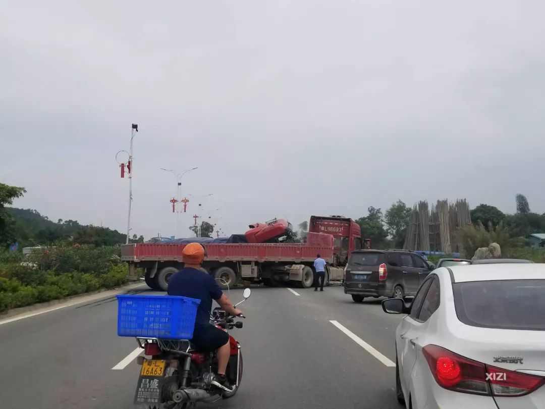 惠东两天两起车祸,一大货车的车头被压成.